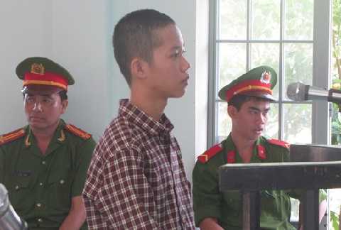 Học sinh tạt axit đoàn cưỡng chế tiếp tục bị giam giữ