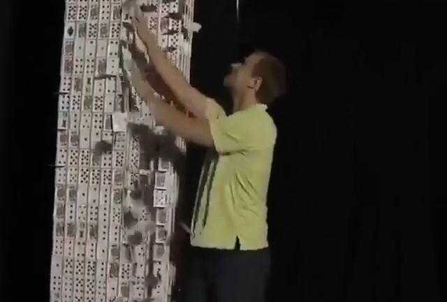 Clip: Cao thủ xếp tháp bằng lá bài