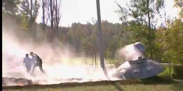 Clip: ‘Đĩa bay ngoài hành tinh’ bốc cháy bên vệ đường gây xôn xao