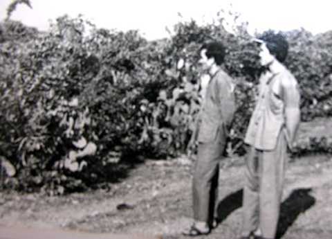 Sát thủ giết 5 mẹ con lộ tẩy từ tấm thiệp cưới ướt nhòe ở hiện trường