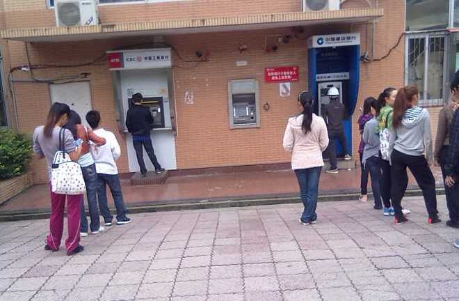 Người Trung Quốc 'vật vã' rút tiền tại ATM ngày sát Tết Bính Thân