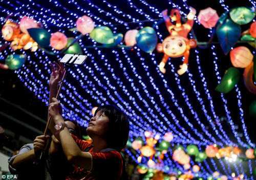 Không khí Tết Bính Thân rộn ràng khắp nơi trên thế giới