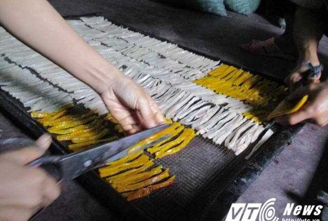 Gian nan những hạt nổ sắc màu lên mâm cúng Tết