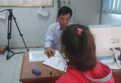 Điều tra 'cò' lừa bán vé tàu kèm CMND giả