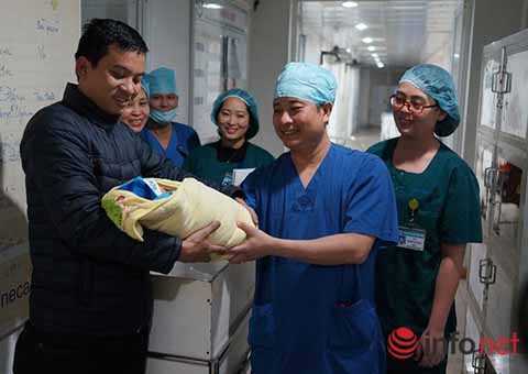 Chuyện những người chào đón công dân đầu tiên của năm mới