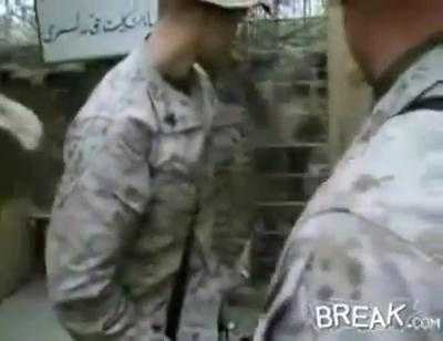 Clip: Khỉ đành hanh bạt tai chàng lính trẻ