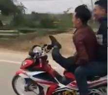 Clip: Thanh niên lái xe máy bằng 1 chân, coi rẻ mạng sống