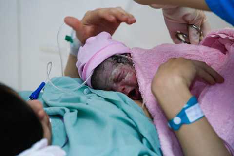 Bé gái sinh vào thời khắc đầu tiên của năm Bính Thân 2016