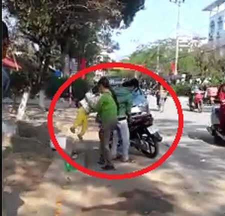 Dậy sóng clip bé trai bị mẹ đánh, bà nội vứt vào sọt rác