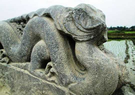 Kỳ bí đôi rồng đá mất đầu ở Thành Nhà Hồ
