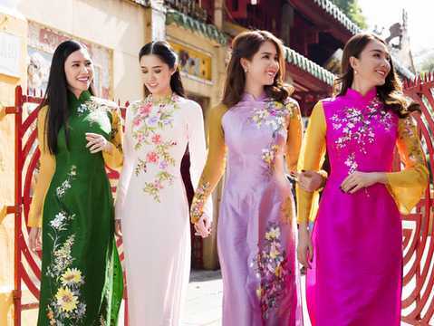 Ngọc Trinh diện áo dài xinh tươi đi chùa cùng 'đàn em'