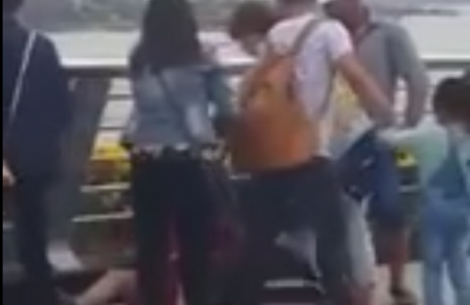 Đôi nam nữ bị đánh hội đồng trên cầu vượt, người đi qua quay clip và mặc kệ