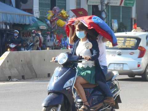 Thanh niên đầu trần, lạng lách đánh võng vượt đèn đỏ dịp Tết Nguyên đán