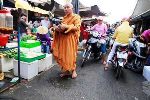 Tranh thủ Tết, sư giả ung dung lừa tiền dân lành