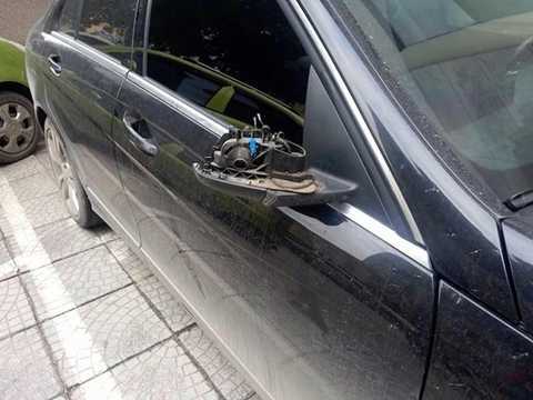 Hàng chục xe Mercedes bị 'vặt tai' trong 3 ngày Tết
