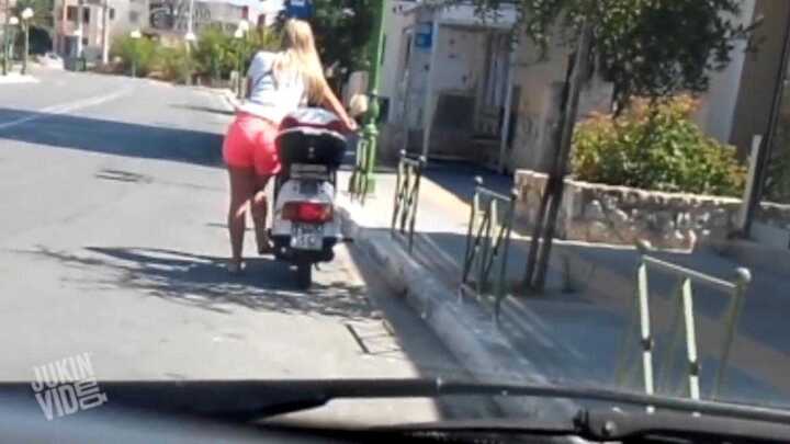 Clip: Cô gái ‘tóc vàng hoe’ khởi động xe máy bằng cách đạp… chân chống