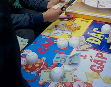 Ngang nhiên đánh bạc giữa chợ Xuân
