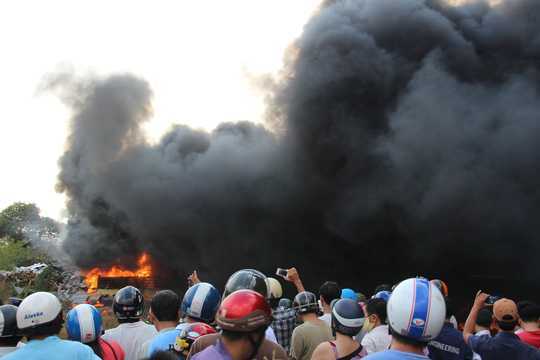 Kho phế liệu 3.000m2 cháy rừng rực, dân bu lại quay phim, chụp ảnh