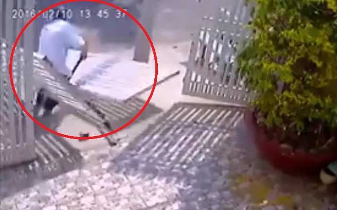 Clip: Cố phá khóa, trộm bị cánh cổng đè vỡ mắt cá chân