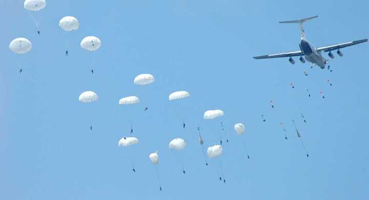 Hàng ngàn lính dù quân đội Nga tập trận