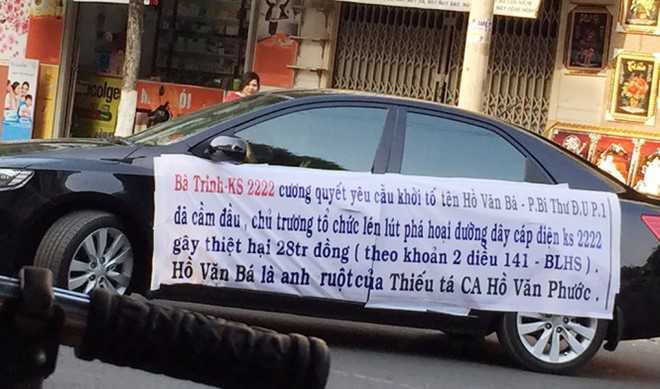 Ôtô căng băng rôn bêu tên cán bộ phường diễu khắp phố