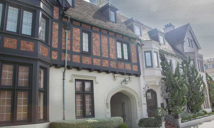 Bên trong khu phố nhà giàu, có trăm tỷ đồng mới mua nổi căn nhà