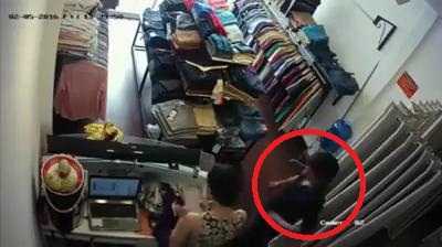 Clip sốc: Nữ nhân viên bán hàng giả ngất để thoát khỏi tên cướp man rợ