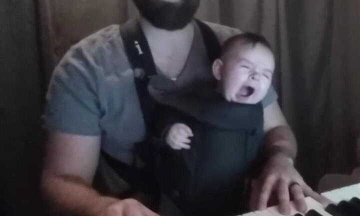 Clip: Ông bố ru con ngọt ngào 'nhất quả đất'