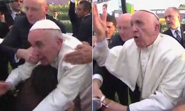 Clip: Giáo hoàng Francis bị đám đông kéo ngã vào người khuyết tật