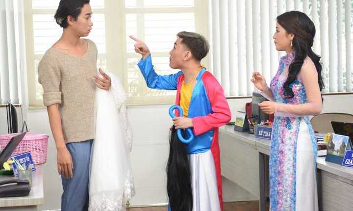 Don Nguyễn e thẹn khi mặc áo tứ thân