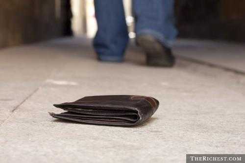 'Nhặt được của rơi vui tươi bỏ túi' và cái giá của nhân cách