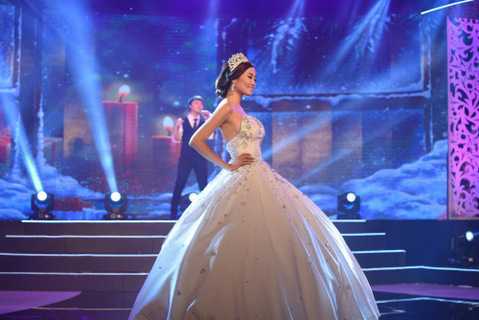 Choáng với chiếc váy cưới kết 1 triệu viên đá của NTK Lê Long Dũng