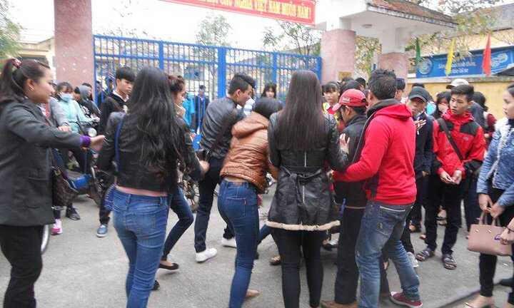 5 cô gái đánh hội đồng một nữ sinh trước cổng trường