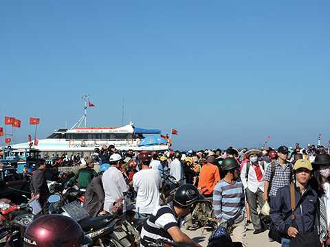 Du khách hỗn loạn chen nhau mua vé rời đảo Lý Sơn