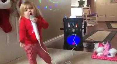 Cười té ghế clip bé gái hát karaoke đầy ‘máu lửa’