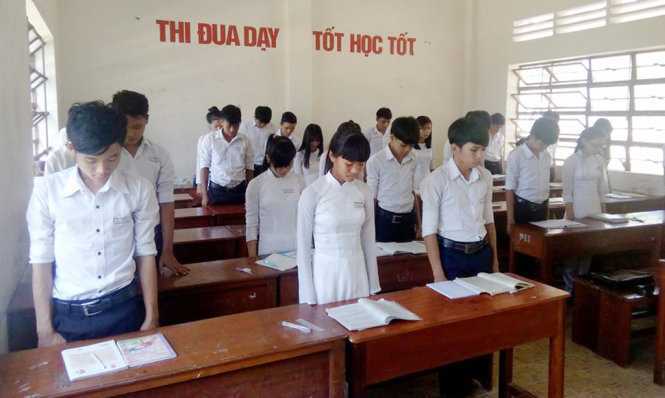Học sinh tưởng niệm liệt sĩ chiến tranh biên giới