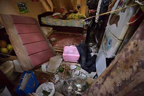 Bàng hoàng cả khối bê tông rơi xuống, nhà dân biến dạng