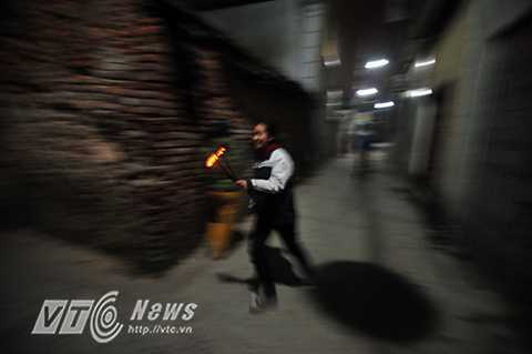 Ảnh: Kỳ lạ lễ hội cả làng cầm lửa chạy hộc tốc trong đêm khuya