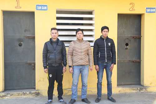 Hung hãn vác vỏ chai, gậy gỗ đánh công an trọng thương