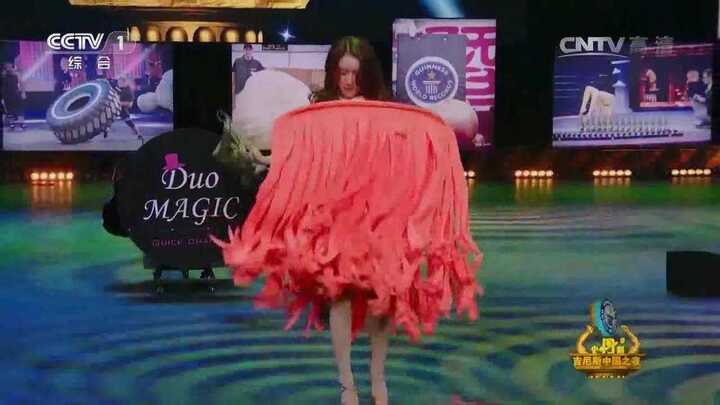 Clip: Cô gái xinh đẹp thay váy nhanh như chớp