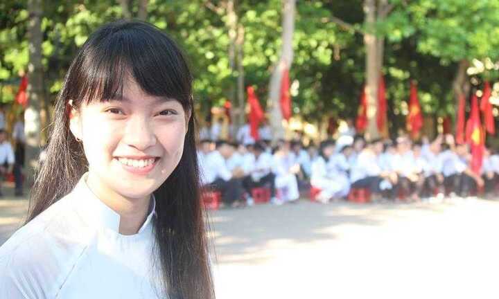 Nhan sắc nữ sinh xứ Nghệ giả tiếng nước ngoài như thật gây 'bão' mạng