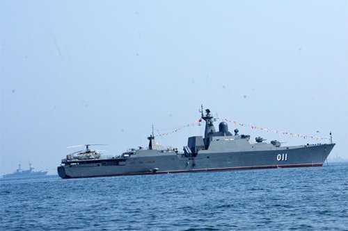 Tàu hộ vệ tên lửa Đinh Tiên Hoàng duyệt binh hoành tráng