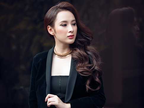 Trường Giang không rời mắt khỏi Angela Phương Trinh