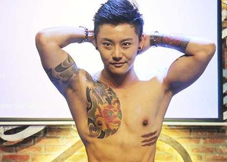 Hot boy chuyển giới Thái Lan khoe cơ bụng 6 múi gây sốc