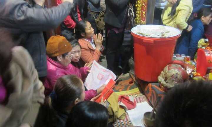 Dịch vụ khấn thuê, lễ mướn 'ăn nên làm ra' tại đền Bà chúa Kho
