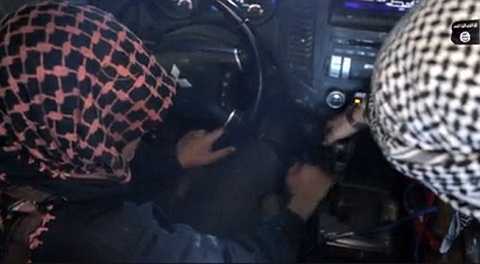 Chiến binh nhí IS hôn tạm biệt cha trước khi ôm bom nổ tan xác