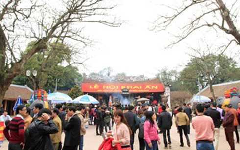 Dân đổ về xin ấn, khách sạn nhà nghỉ quanh đền Trần đội giá gấp 3