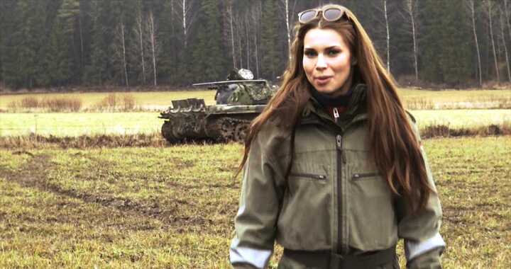 Video: Người đẹp lái ‘quái vật bọc thép’ T-55 nghiền nát 2 ôtô