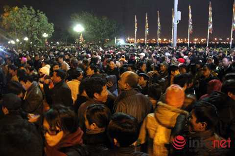 Nhà nghỉ, hàng ăn... đua nhau 'khai đao chặt chém' ở đền Trần