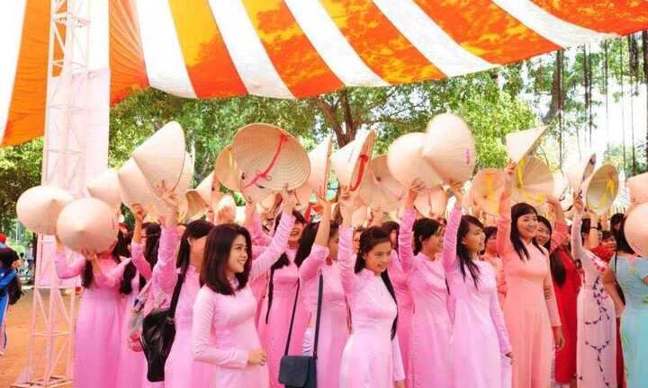 Phụ nữ TP HCM sẽ mặc áo dài trong tháng 3